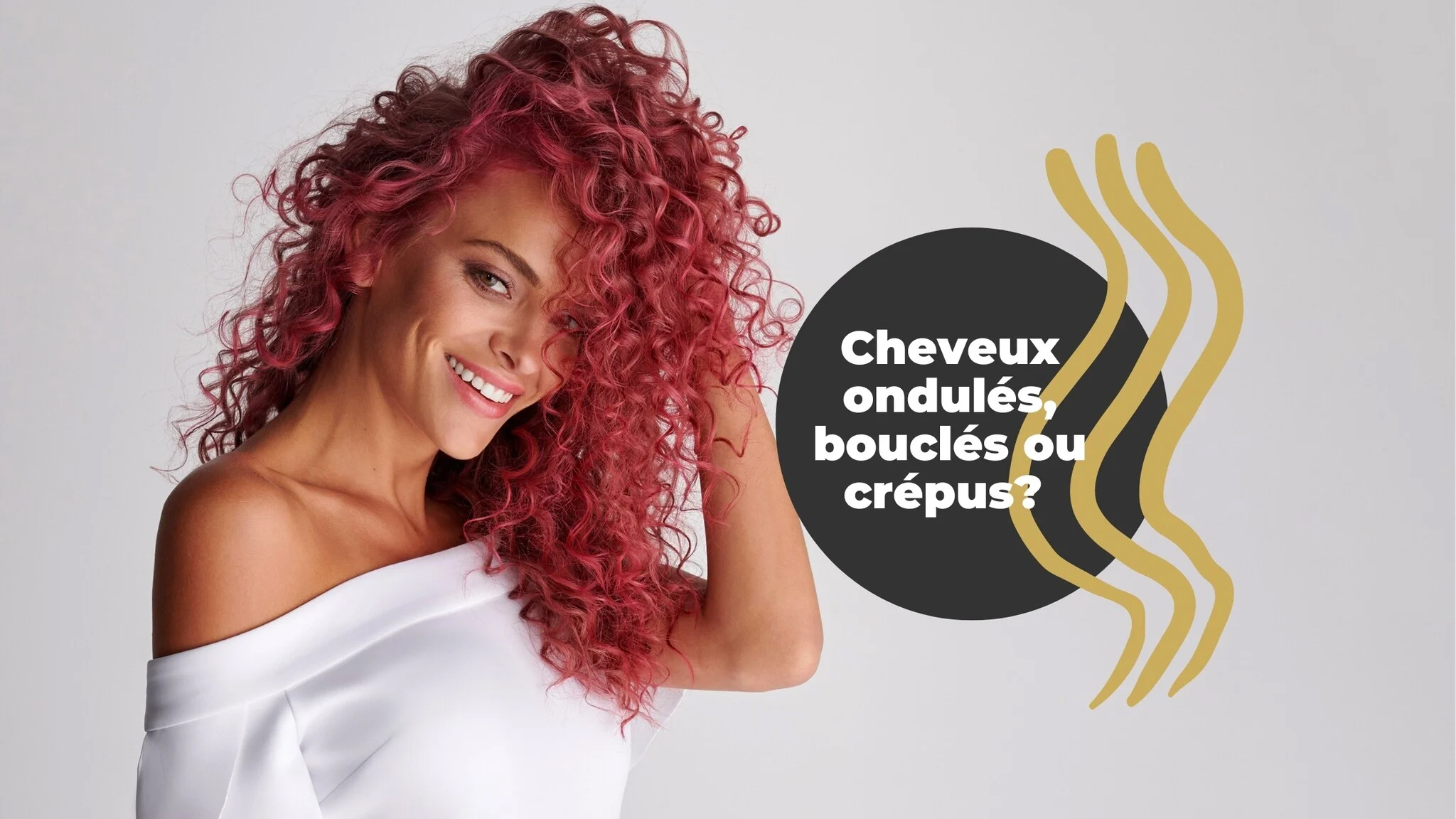 Femme aux cheveux bouclés rouges