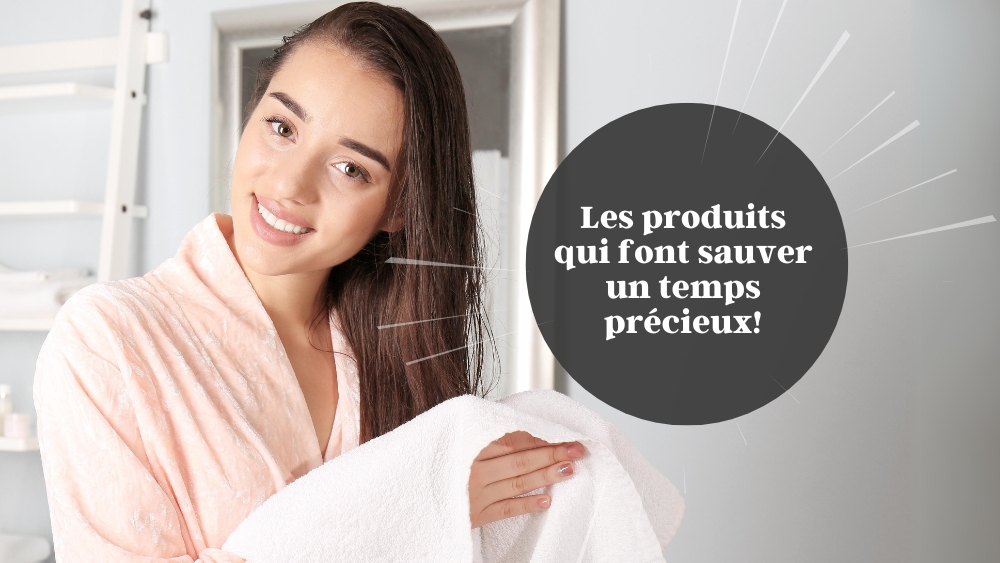 Une femme souriante en peignoir tient une serviette, mettant en avant des produits qui font gagner du temps.